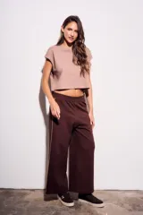 Pantalón deportivo de corte recto y holgado, confeccionado en algodón color marrón chocolate. Presenta una cintura elástica con cordón ajustable y una franja lateral decorativa en tono más claro.