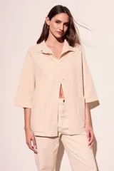 Cardigan color crema, de corte holgado y mangas 3/4.