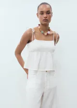 Pantalón largo blanco de tiro medio, diseño de corte recto y confeccionado en 100% algodón, con bolsillos laterales y traseros, cierre de cremallera y botón.