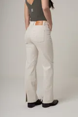 Jean de denim negro, tiro alto y corte recto, con costuras verticales decorativas en el frente.