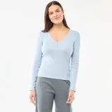 Camiseta de pijama de manga larga en color azul claro, confeccionada en tejido de punto calado con textura. Presenta un escote en V con una pequeña tapeta frontal decorada con botones.