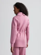 Buzo rosa de cuello alto con cordón ajustable en la cintura.