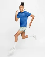 Remera deportiva negra de corte clásico, cuello redondo y mangas cortas. Presenta el logo de Nike en el pecho.