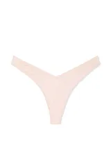 Tanga de tiro bajo color rosado, con diseño de corte alto en las piernas y sin cobertura en la espalda.
