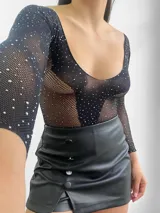 Body de red transparente color negro con brillantes plateados, de mangas largas y escote redondo.
