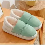 Pantuflas cerradas con exterior acolchado en color azul y blanco, interior forrado en corderito sintético y suela de goma antideslizante.