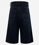 Bermuda long de jean azul con tiro alto, cintura con pasacintos, cierre con botón y cremallera, bolsillos funcionales y pespuntes en contraste.