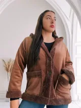 Campera marrón de pana con interior de piel sintética, capucha y cierre con botones.