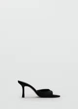 Sandalias de tacón de aguja, color negro, confeccionadas en tejido de terciopelo con diseño destalonado, puntera abierta y tira frontal.