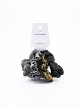 Set de cuatro scrunchies de tela con texturas metalizadas en colores plateado, dorado y negro.