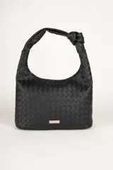 Cartera negra de símil cuero trenzado con asa fija anudada y tres bolsillos interiores.