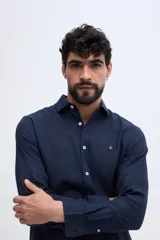 Camisa de manga larga de lino y algodón color celeste, con fit semi slim y cuello clásico.
