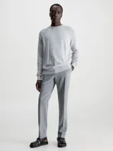 Sweater de hombre Calvin Klein de tejido space dye, color gris jaspeado. Presenta cuello redondo, puños y bajo de canalé, y corte regular.