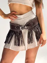 Cinto ancho de eco-cuero color chocolate con tachas plateadas y flecos largos.