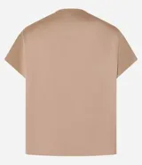 Blusa color café confeccionada en poliéster y elastano, con acabado satinado, escote V y mangas cortas. Presenta pliegues delanteros.