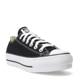 Championes Converse modelo Chuck Taylor All Star Lift, de corte bajo con plataforma elevada. Confeccionados en lona de algodón negra, cuentan con puntera de goma blanca, cordones blancos y ojales metálicos.