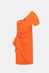 Vestido midi asimétrico de satén color naranja, con una sola manga corta abullonada, diseño drapeado en el lateral y falda cruzada.