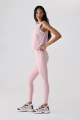 Leggings deportivos de tiro alto con cintura ancha, confeccionados en tejido funcional SoftMove color rosado.
