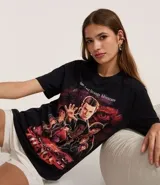 Remera negra de algodón con cuello redondo y manga corta. Presenta un estampado gráfico grande de los personajes principales de la serie Stranger Things, con el texto "One Last Strange Adventure" en la parte superior.