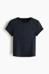 Remera deportiva corta en tejido funcional suave DryMove color negro, de manga corta, con cuello redondo y bajo recto.