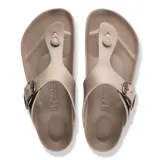 Sandalias de dedo Birkenstock modelo Gizeh Big Buckle EVA, color taupe, fabricadas en material sintético impermeable con una hebilla grande ajustable en el empeine.