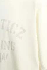 Camiseta de corte regular fit confeccionada en algodón, con cuello redondo y manga corta. Presenta un estampado frontal con el texto 'ATHLETICZ TRAINING CREW' con efecto desgastado.