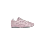 Championes New Balance modelo 204L, de color rosado pastel con detalles en blanco y gris, confeccionados en gamuza y malla, con el logo 'N' característico en los laterales.