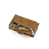 Billetera de cuero marrón con cierre y compartimentos para tarjetas.