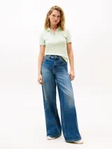 Chomba de piqué de algodón orgánico elástico color verde claro, de corte slim, con cuello clásico, cartera de cuatro botones y logo de Tommy Hilfiger bordado en el pecho.