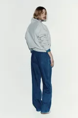 Pantalón denim de corte holgado en mezcla de lyocell y algodón, color azul. Presenta tiro alto con cintura elástica revestida y cordón ajustable, bolsillos laterales discretos y piernas rectas.