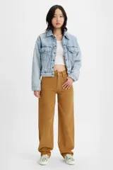 Pantalón de pana color mostaza, de corte ancho y tiro medio.