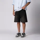 Bermuda de jean de corte regular, con diseño de cinco bolsillos y lavado desgastado.