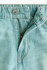 Short de cinco bolsillos en denim de algodón rígido, de tiro alto con cierre y botón, corte holgado con bajo deshilachado.