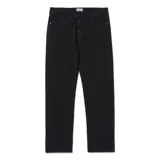 Jeans de corte recto y tiro medio, confeccionados en denim negro con acabado stone wash. Presenta diseño clásico de cinco bolsillos, cierre con cremallera y detalles de marca como remaches con logo y parche trasero.
