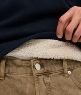 Suéter masculino de tejido texturizado color azul marino, con cuello henley abotonado y mangas largas. Cuenta con un interior forrado en sherpa para mayor abrigo.
