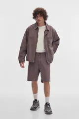 Short baggy de hombre de denim, estilo carpintero, con lavado washed de color marrón.