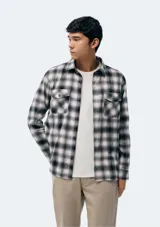 Camisa a cuadros de manga larga con dos bolsillos frontales con botón.