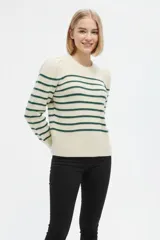 Sweater acrílico con diseño de rayas horizontales verdes sobre base blanca, cuello redondo y mangas largas con fruncido en los hombros.