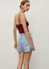 Short de denim celeste de tiro alto, corte recto y diseño de cinco bolsillos con trabillas y cierre frontal de cremallera y botón.