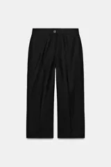 Pantalón culotte negro de tiro alto confeccionado en mezcla con lino. Cuenta con bolsillos delanteros y cierre frontal con botón.