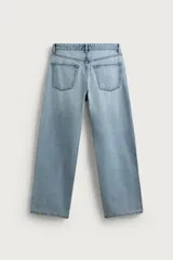 Pantalón jeans de corte recto y ajuste holgado, confeccionado en denim de algodón rígido. Presenta diseño clásico de cinco bolsillos, cierre frontal con cremallera y botón, con un acabado de lavado claro.