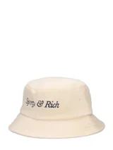 Gorro tipo bucket color crema de terciopelo con el logo de la marca bordado en azul marino.