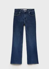 Jeans de corte flare y tiro alto, color azul oscuro, con diseño crop y terminación deshilachada en los tobillos. Cuenta con cierre de cremallera y botón, trabillas para cinturón y cinco bolsillos.