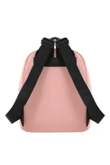 Mochila Las Oreiro color verde agua, con logo de la marca en la parte superior y un aplique de labios en la parte inferior. Cuenta con un bolsillo frontal con cierre y un llavero decorativo de cuerda.