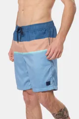 Bermuda de baño con diseño a rayas horizontales en tonos azul, celeste y salmón. Confeccionado en microfibra de secado rápido y cintura elástica con cordón ajustable.