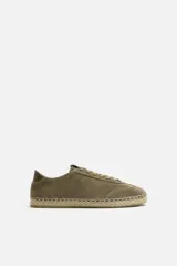 Zapatilla de cordones tipo alpargata color caqui, con capellada de piel serraje y suela de yute.