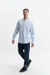 Camisa celeste de hombre con cuello mao, mangas largas y cartera abotonada.