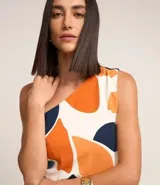 Blusa sin mangas confeccionada en crepé con escote hombro único, fruncidos laterales, bajo asimétrico y estampa abstracta en tonos naranja, azul y blanco.