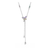 Collar en forma de Y con baño de rodio, que presenta un motivo central de libélula decorado con cristales en tonos rosa y morado, y una perla de cristal. La cadena incluye detalles de zirconia cúbica multicolor y dos tiras colgantes terminadas en una perla de cristal y una zirconia azul.