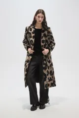 Tapado de corte recto y largo midi con estampado animal print. Presenta solapas clásicas, cierre frontal de doble botonadura y bolsillos laterales.